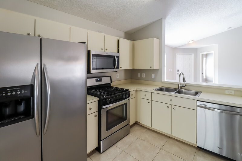 2,135/Mo, 6713 Summer Cove Dr Riverview, FL 33578 Kitchen View