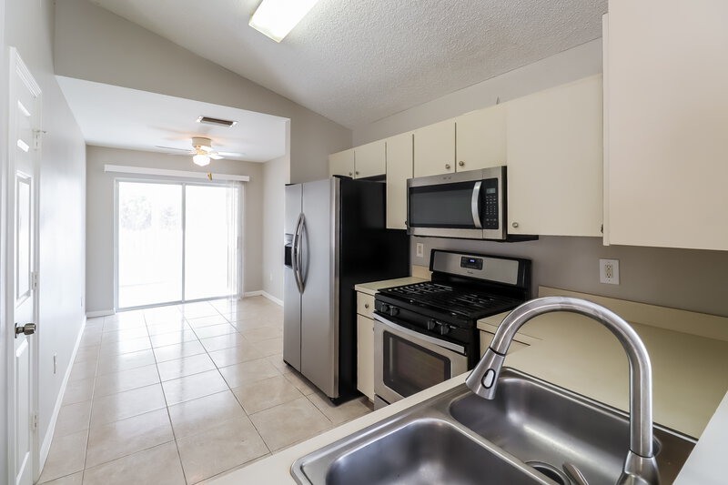 2,135/Mo, 6713 Summer Cove Dr Riverview, FL 33578 Kitchen View 2