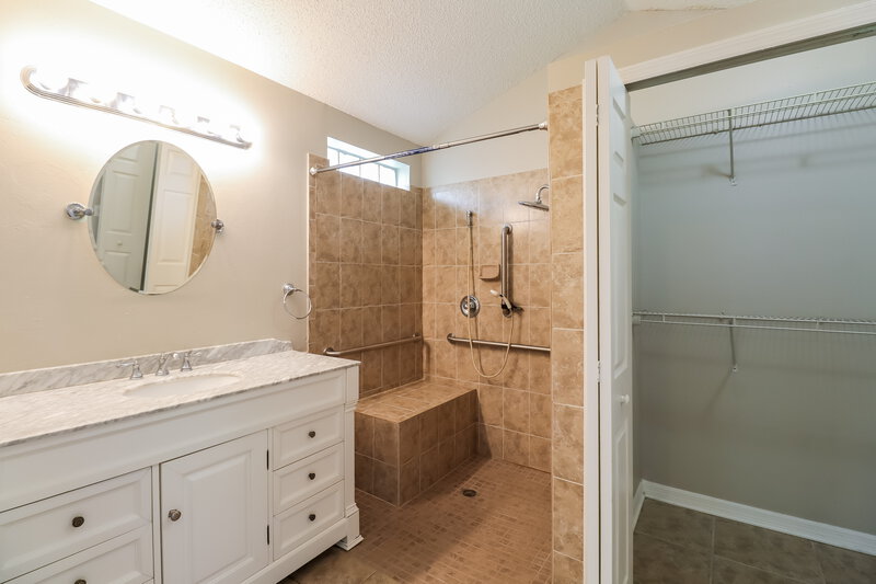 2,135/Mo, 6713 Summer Cove Dr Riverview, FL 33578 Main Bathroom View
