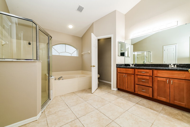 2,535/Mo, 2212 Kenwick Dr Valrico, FL 33596 Main Bathroom View