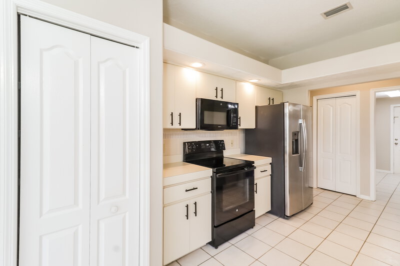 2,240/Mo, 8712 Cypress Lakes Blvd New Port Richey, FL 34653 Kitchen View