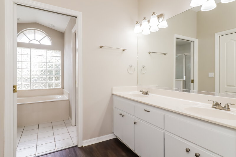 2,240/Mo, 8712 Cypress Lakes Blvd New Port Richey, FL 34653 Main Bathroom View