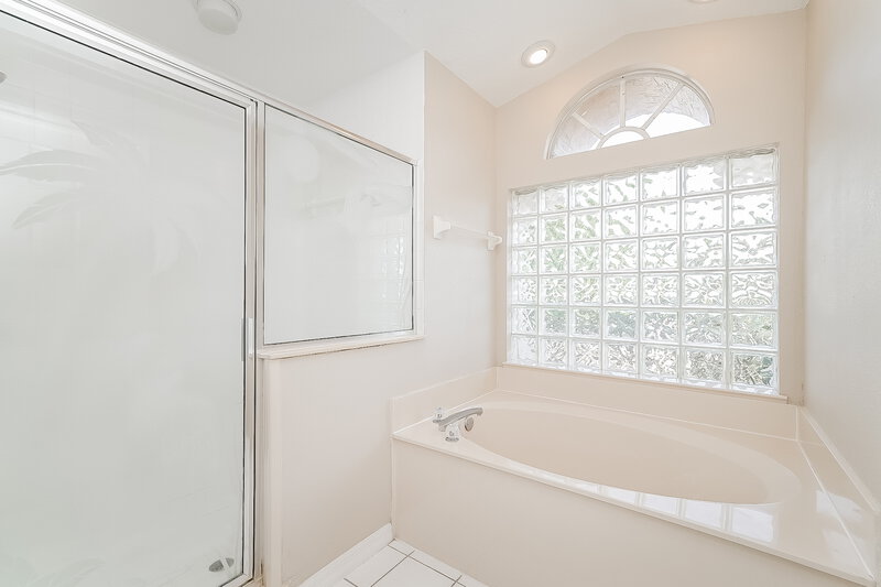 2,265/Mo, 8712 Cypress Lakes Blvd New Port Richey, FL 34653 Main Bathroom View 2