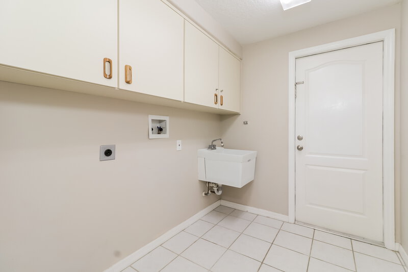 2,240/Mo, 8712 Cypress Lakes Blvd New Port Richey, FL 34653 Laundry Room View