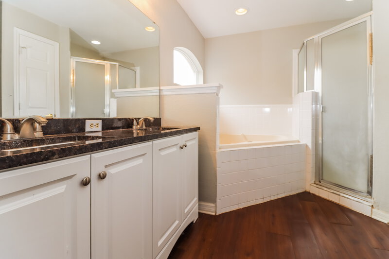 2,180/Mo, 154 Winston Manor Cir Seffner, FL 33584 Main Bathroom View