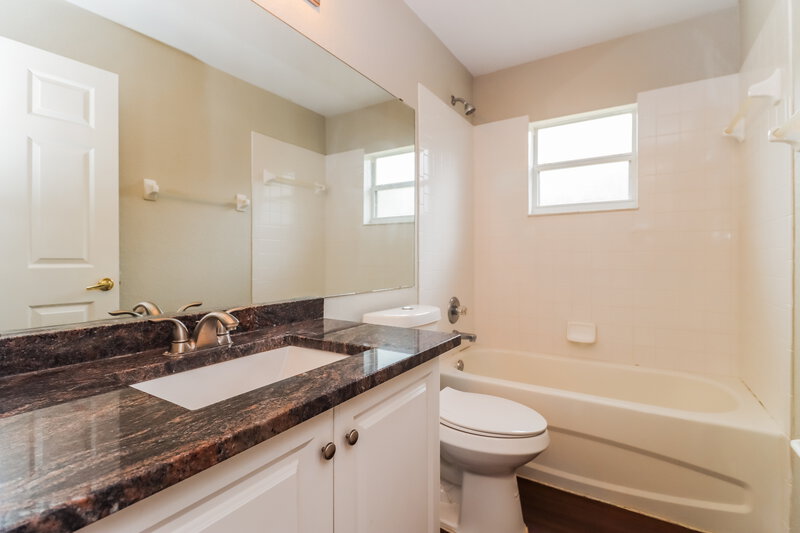 2,180/Mo, 154 Winston Manor Cir Seffner, FL 33584 Bathroom View