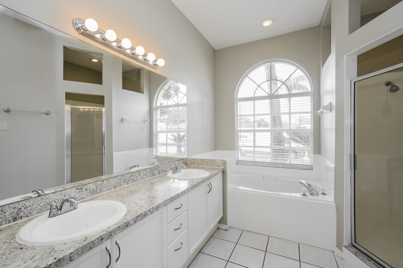 2,550/Mo, 1540 Clearglades Dr Wesley Chapel, FL 33543 Main Bathroom View