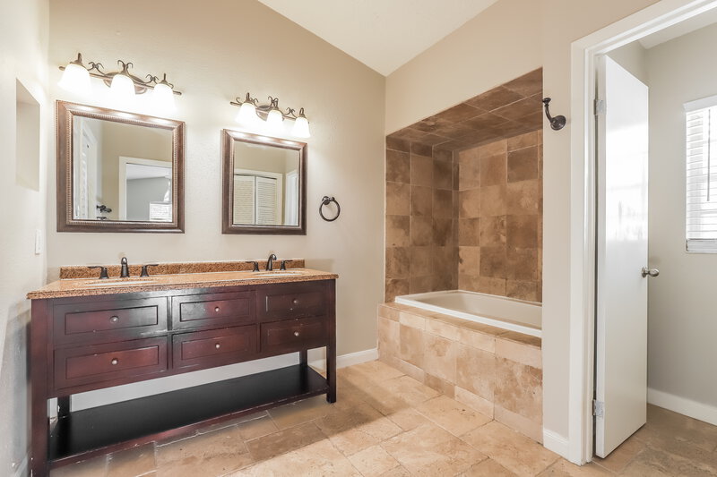 3,980/Mo, 1521 Vernon Ct Brandon, FL 33511 Main Bathroom View
