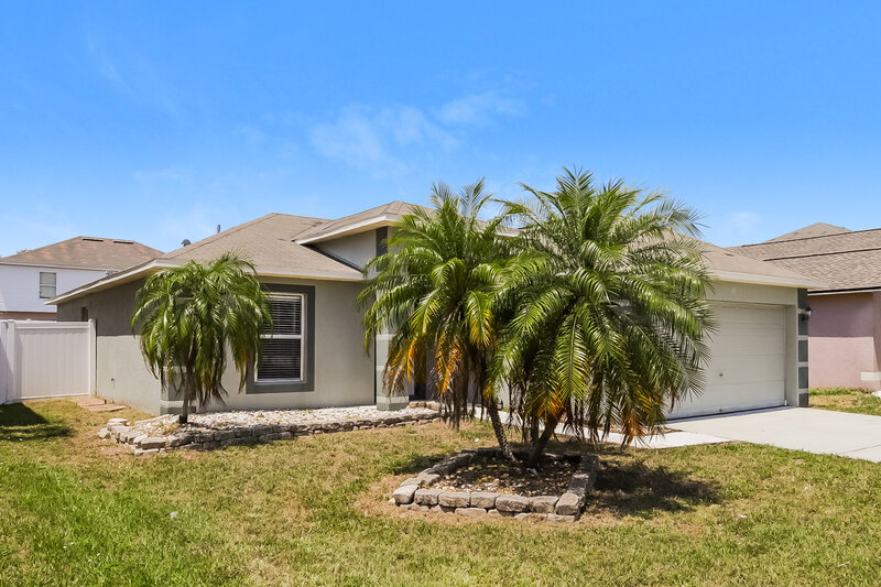 2,090/Mo, 12620 Lake Vista Dr Gibsonton, FL 33534 Front View
