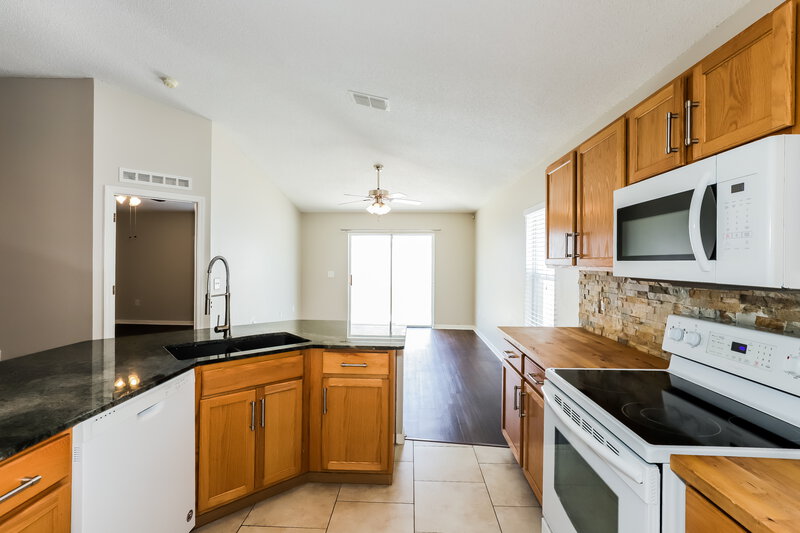 2,090/Mo, 12620 Lake Vista Dr Gibsonton, FL 33534 Kitchen View