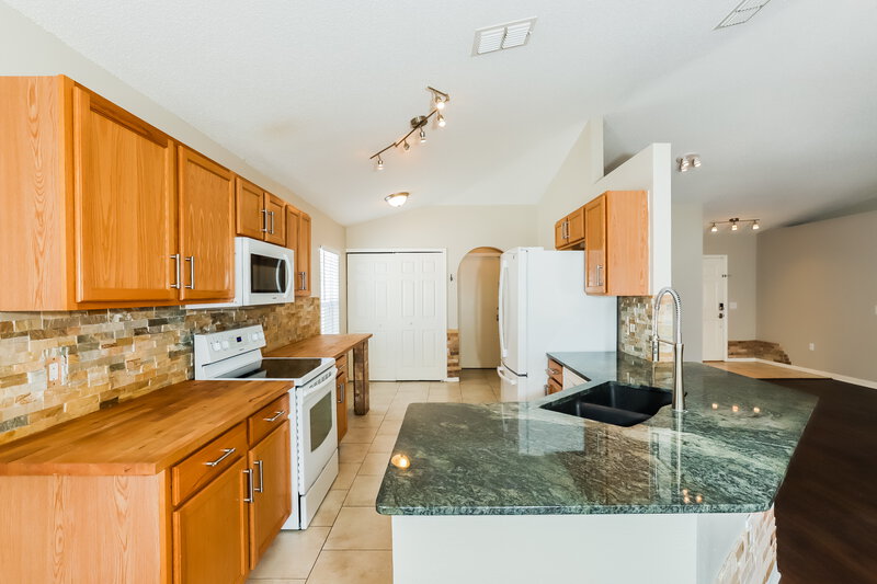 2,090/Mo, 12620 Lake Vista Dr Gibsonton, FL 33534 Kitchen View 2