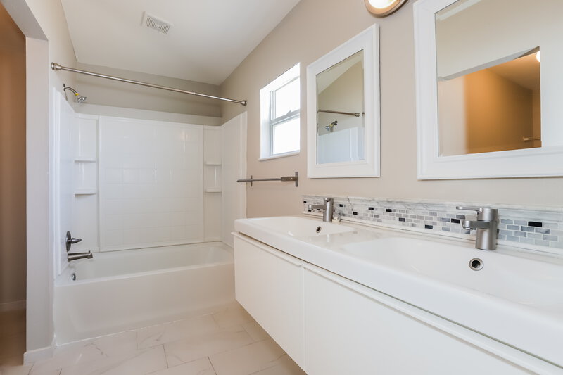 2,090/Mo, 12620 Lake Vista Dr Gibsonton, FL 33534 Main Bathroom View