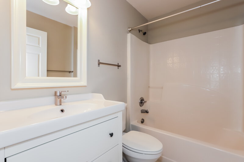 2,090/Mo, 12620 Lake Vista Dr Gibsonton, FL 33534 Bathroom View