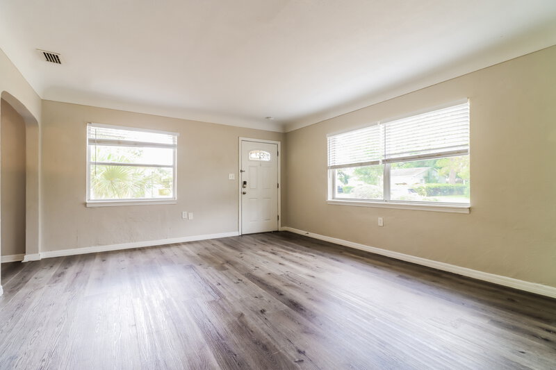 2,430/Mo, 635 38Th St S Saint Petersburg, FL 33711 Living Room View