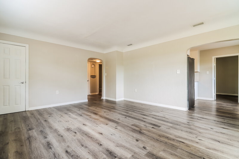 2,430/Mo, 635 38Th St S Saint Petersburg, FL 33711 Living Room View 2