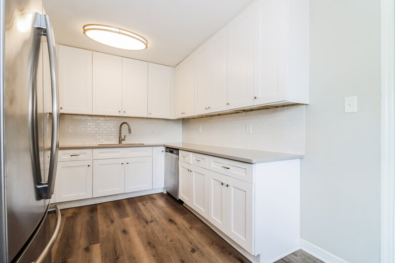 2,430/Mo, 635 38Th St S Saint Petersburg, FL 33711 Kitchen View