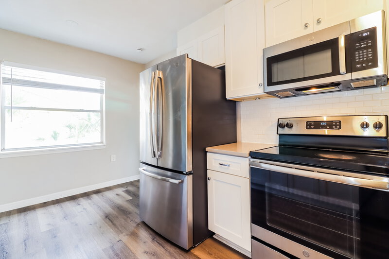 2,430/Mo, 635 38Th St S Saint Petersburg, FL 33711 Kitchen View 2