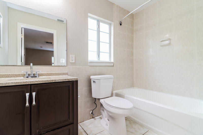 2,430/Mo, 635 38Th St S Saint Petersburg, FL 33711 Main Bathroom View