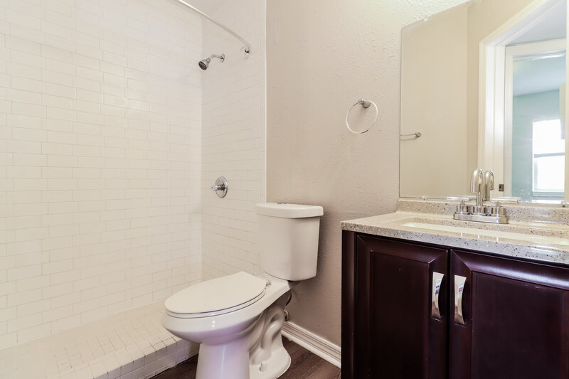 2,430/Mo, 635 38Th St S Saint Petersburg, FL 33711 Bathroom View