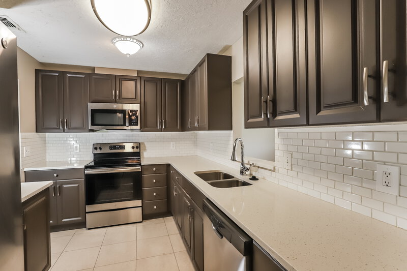 1,750/Mo, 1802 Fort Duquesna Dr Sun City Center, FL 33573 Kitchen View