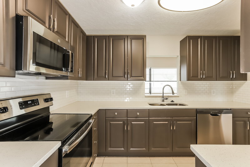 1,750/Mo, 1802 Fort Duquesna Dr Sun City Center, FL 33573 Kitchen View 2