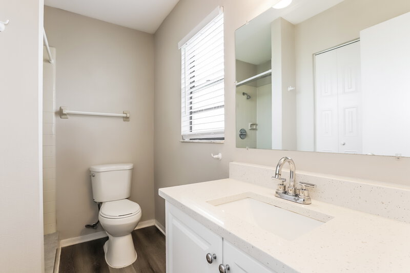 1,750/Mo, 1802 Fort Duquesna Dr Sun City Center, FL 33573 Main Bathroom View