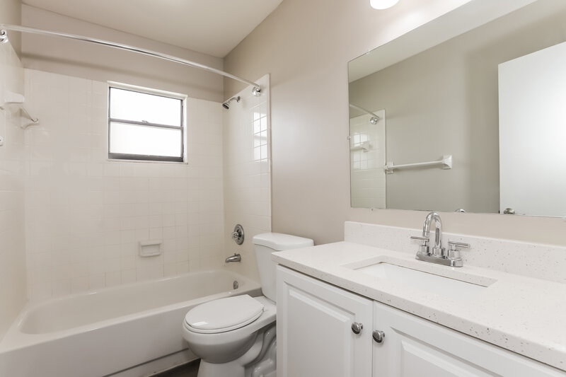 1,750/Mo, 1802 Fort Duquesna Dr Sun City Center, FL 33573 Bathroom View