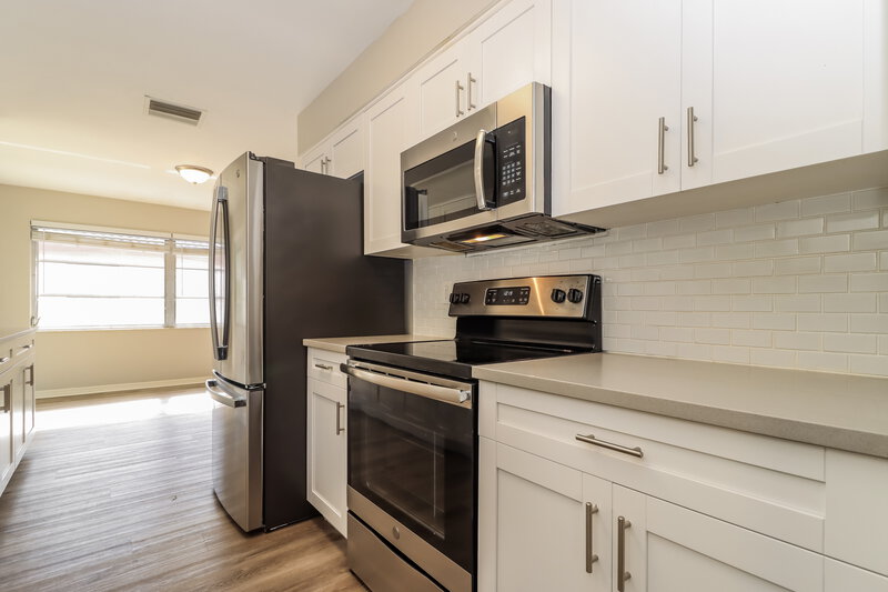 2,245/Mo, 2319 Surrey Ln Clearwater, FL 33763 Kitchen View