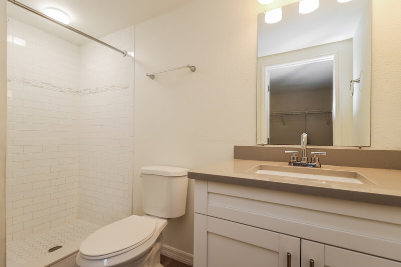 2,245/Mo, 2319 Surrey Ln Clearwater, FL 33763 Main Bathroom View