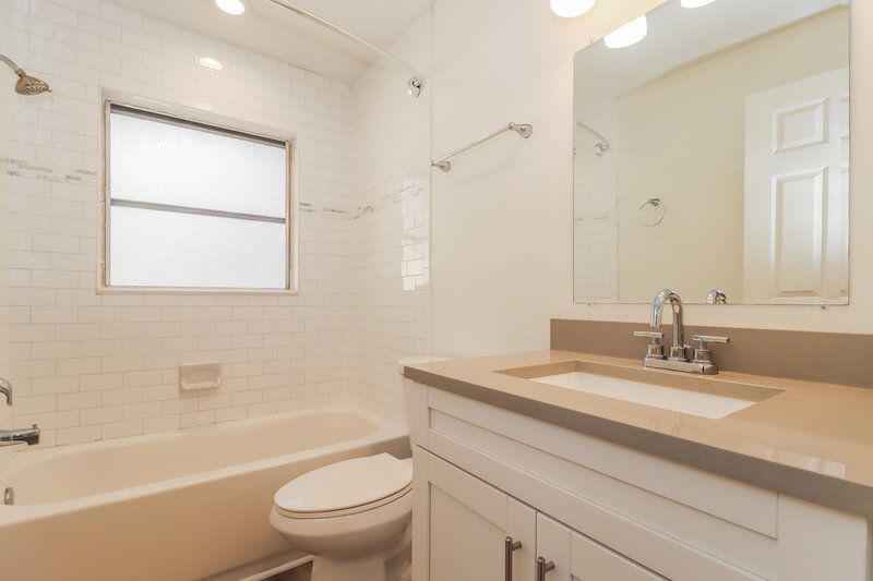 2,245/Mo, 2319 Surrey Ln Clearwater, FL 33763 Bathroom View