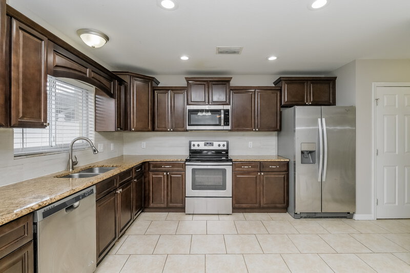 2,040/Mo, 2405 Brownwood Dr Mulberry, FL 33860 Kitchen View