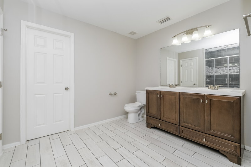 2,040/Mo, 2405 Brownwood Dr Mulberry, FL 33860 Main Bathroom View