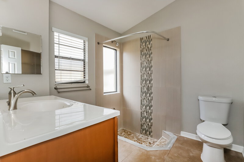 2,100/Mo, 1306 Keel Place Valrico, FL 33594 Main Bathroom View