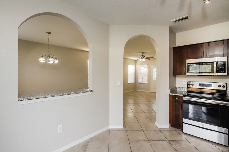 2,330/Mo, 417 Maple Pointe Dr Seffner, FL 33584 Dining Room View 2