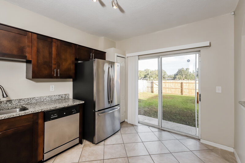 2,330/Mo, 417 Maple Pointe Dr Seffner, FL 33584 Kitchen View