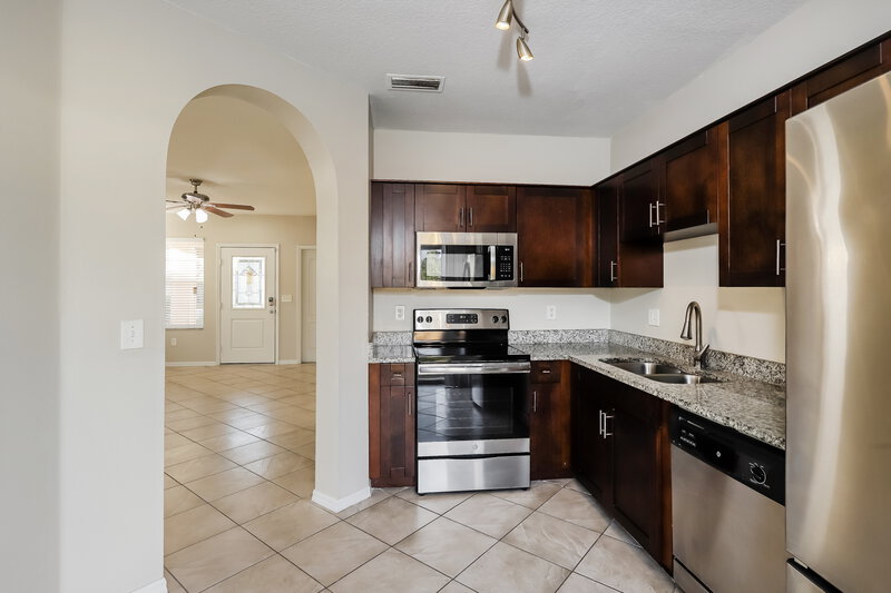 2,330/Mo, 417 Maple Pointe Dr Seffner, FL 33584 Kitchen View 2