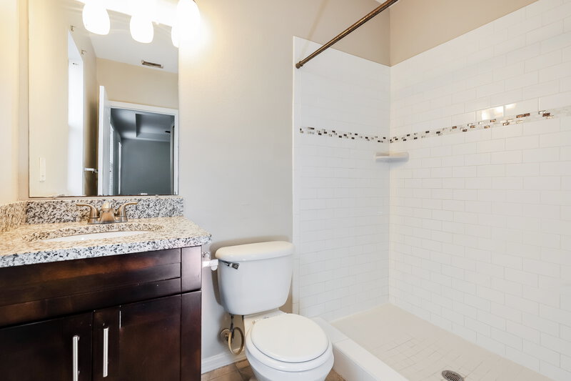 2,330/Mo, 417 Maple Pointe Dr Seffner, FL 33584 Main Bathroom View