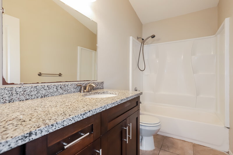 2,330/Mo, 417 Maple Pointe Dr Seffner, FL 33584 Bathroom View