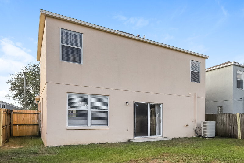 2,330/Mo, 417 Maple Pointe Dr Seffner, FL 33584 Rear View