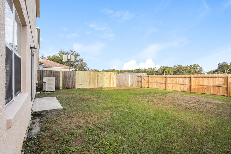 2,330/Mo, 417 Maple Pointe Dr Seffner, FL 33584 Backyard View