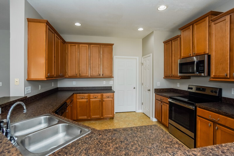 2,165/Mo, 10277 Newminster Loop Ruskin, FL 33573 Kitchen View