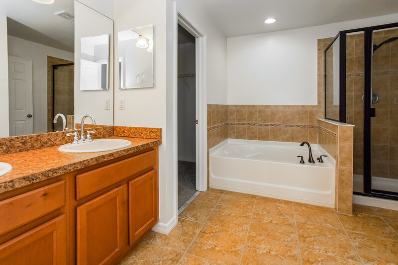 2,165/Mo, 10277 Newminster Loop Ruskin, FL 33573 Main Bathroom View