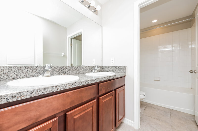2,350/Mo, 13903 Arbor Pines Dr Riverview, FL 33579 Bathroom View