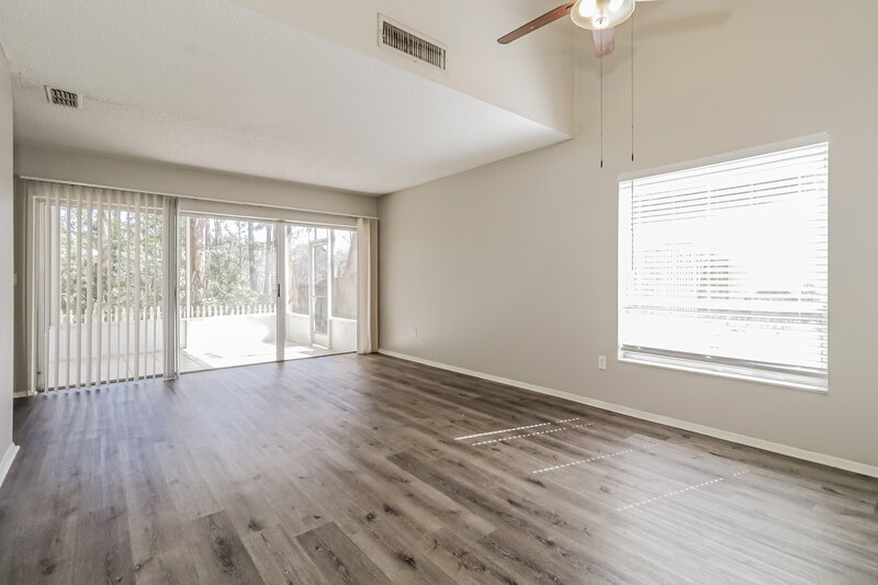0/Mo, 3408 Laurel Dale Dr Tampa, FL 33624 Living Room View
