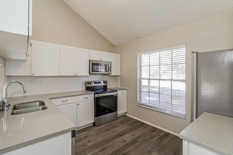 0/Mo, 3408 Laurel Dale Dr Tampa, FL 33624 Kitchen View