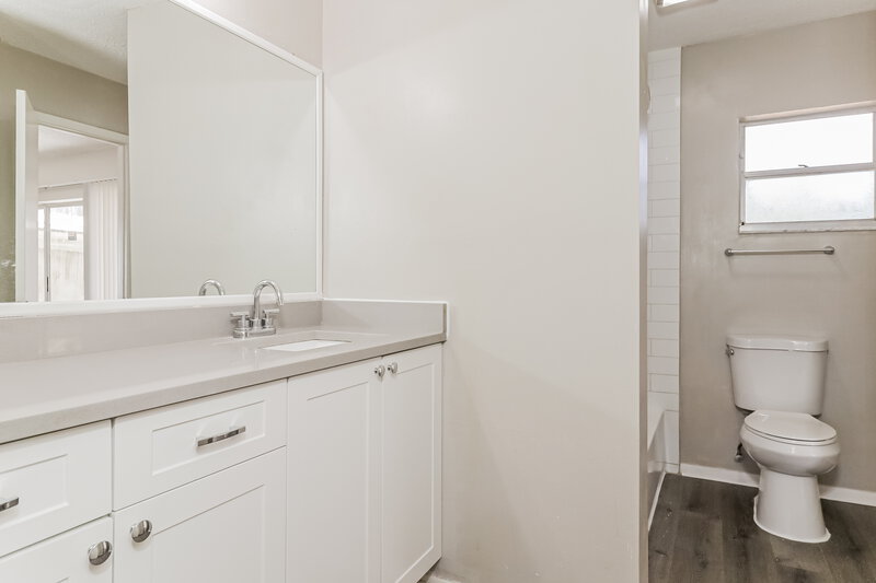 0/Mo, 3408 Laurel Dale Dr Tampa, FL 33624 Main Bathroom View