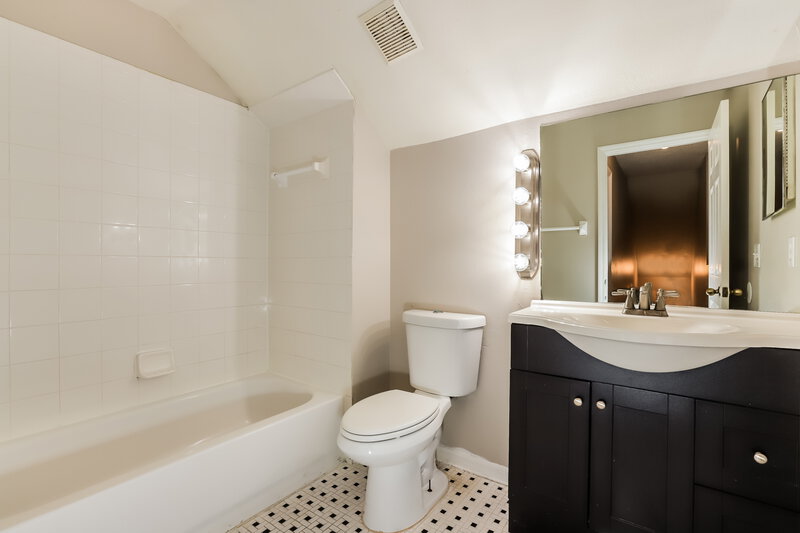 2,040/Mo, 907 Cape Cod Circle Valrico, FL 33594 Main Bathroom View