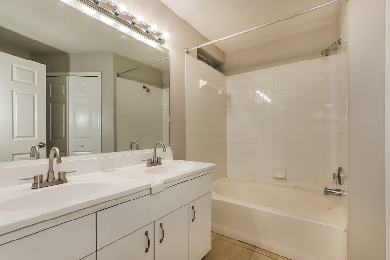 2,040/Mo, 907 Cape Cod Circle Valrico, FL 33594 Bathroom View