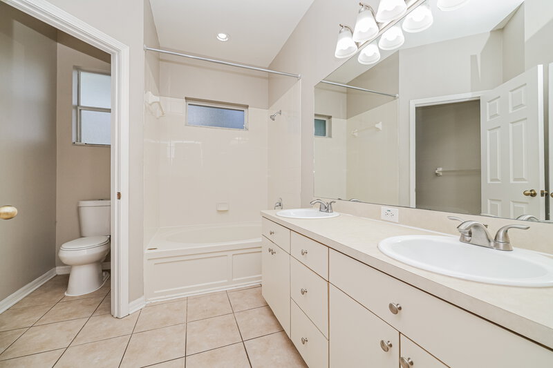 2,270/Mo, 17345 Bumblebee Pass Land O Lakes, FL 34638 Main Bathroom View