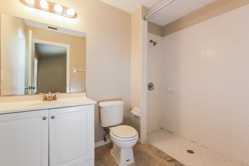 2,160/Mo, 2717 Sundance Place Mulberry, FL 33860 Main Bathroom View